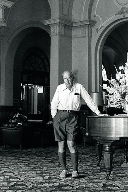 Vladimir Nabokov, con gesto circunspecto en uno de los salones del Montreux Palace, donde pasó los últimos días de su vida junto a su esposa y una numerosa y bohemia colonia de residentes