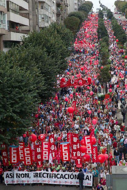 Manifestación de UGT y CC OO por la Gran Vía de Vigo, la más multitudinaria de Galicia.