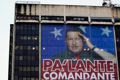 Fachada de la sede en Caracas de PDVSA en febrero de 2012 con una imagen del expresidente del Gobierno de Venezuela Hugo Chávez.