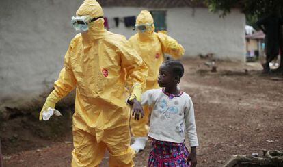 Personal sanitari porta a una ambulància Nowa Paye, de nou anys, sospitosa de tenir ebola, el setembre del 2014 a Libèria.