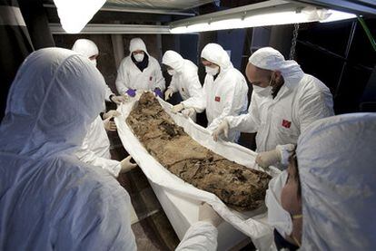 Científicos examinan la momia de Pere el Gran ayer en Sant Cugat del Vallès.