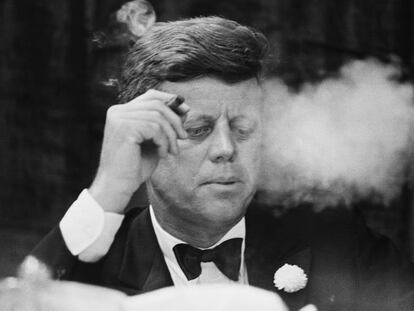 El presidente John F. Kennedy fuma un cigarro durante una cena de recaudación de fondos demócrata en la Universidad de Boston. En vídeo, José María Mulet explica el asesinato de Kennedy en un vídeo de EL PAÍS SEMANAL publicado el 8 de julio de 2019.