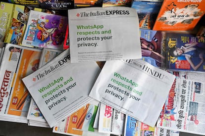 Un anuncio de WhatsApp en un quiosco de periódicos en Nueva Delhi (India) el pasado 13 de enero.