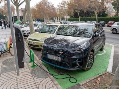 Punto de recarga de coches eléctricos en el Paseo Alfonso XIII.