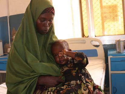 Sadiya Abdikadir, una niña de tres años del campo de desplazados internos de Nimole, ha sido diagnosticada con sarampión e ingresada en el hospital BRH apoyado por MSF.