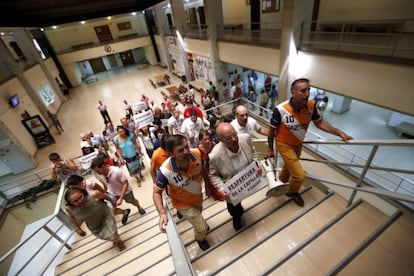 Protesta en la Complutense por el traslado de la capilla de Geograf&iacute;a.  