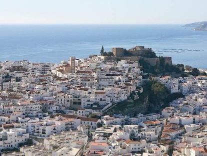 El casco histórico de Salobreña se enclava en lo alto de un peñón que mira al Mediterráneo.