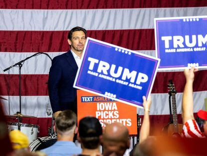 El candidato presidencial republicano y gobernador de Florida, Ron DeSantis, mira a un grupo de partidarios del expresidente Donald Trump durante un mítin en Iowa este fin de semana