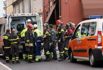 Una ambulancia atiende a un herido de uno de los terremotos de Módena (Italia).