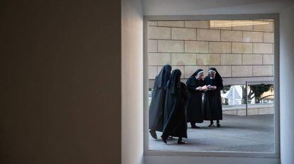 Una monja reparte papeletas entre compañeras de su congregación, en un colegio Santiago de Compostela.