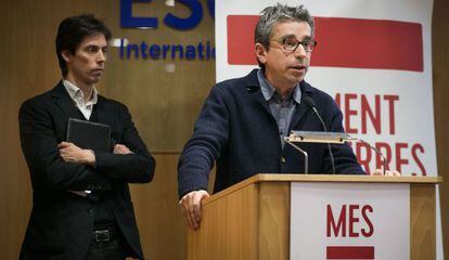 Jordi Mart&iacute;, impulsor de Moviment d&#039;Esquerres, interviene en la asamblea inaugural del partido, junto a Pere Almeda.