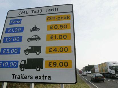 Un cartel en una carretera secundaria anuncia el precio de los peajes de la M6 de Birmingham, en Reino Unido.