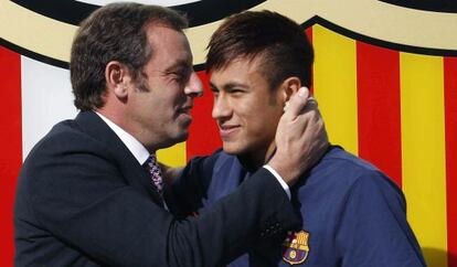 Neymar junto a su presidente, Sandro Rosell.