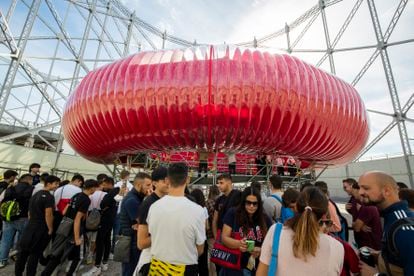 Visitantes de la Maker Faire de Roma esperan el pasado viernes para acceder al simulador de una jaula magnética de un reactor de fusión nuclear.