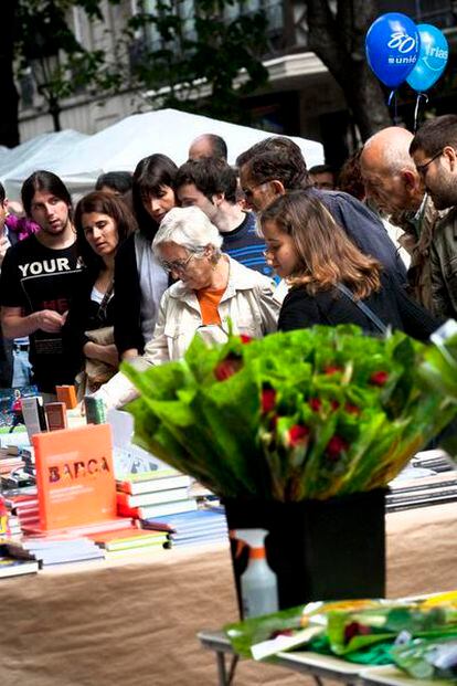 Paradas de libros y rosas en la Rambla de Catalunya de Barcelona.