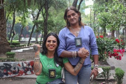 Kenya Cuevas y Mahia Mishelle, integrantes de la asociación Casa de las Muñecas Tiresas, en un parque de Ciudad de México.