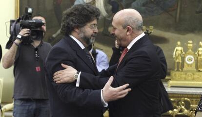 El ministro Wert con el responsable catalán de universidades, Antoni Castellà.