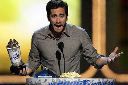 Jake Gyllenhaal recoge el premio MTV a la mejor interpretación, por <i>Brokeback Mountain,</i> el pasado sábado.