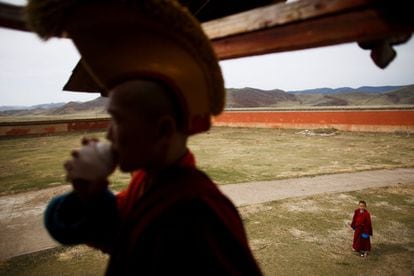 Una vez la democracia fue reinstaurada en Mongolia, en 1990, los monasterios y escuelas fueron reestablecidos por los supervivientes, muchos rondaban los 70 años. En la imagen, el joven monje Temuulen observa a otro monje llamar al rezo en el monasterio de Amarbayasgalant en Baruunburen (Mongolia).