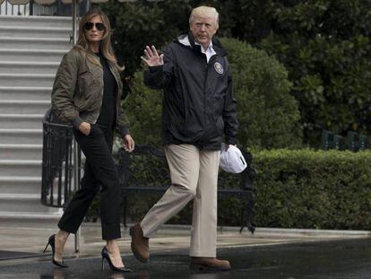 Donald Trump y Melania Trump, se dirigen al helicóptero presidencial en la Casa Blanca, Washington D.C., rumbo a Texas para evaluar el daño causado por el huracán Harvey el 29 de agosto.