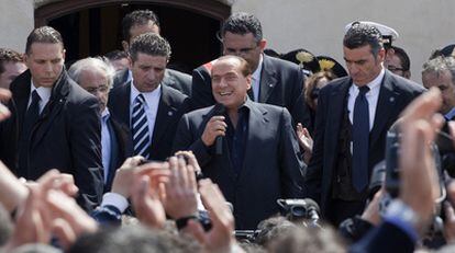 Berlusconi se dirige a los habitantes de Lampedusa.