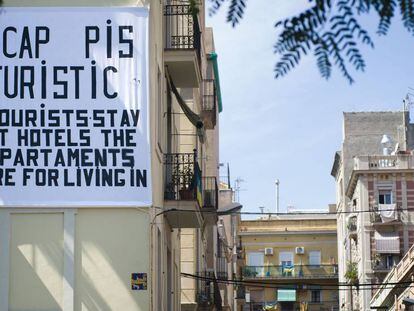 Pancarta que dóna la "benvinguda" als turistes de la Barceloneta