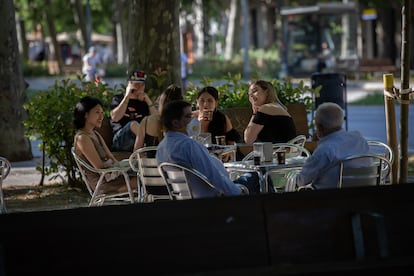 Aspecto que ofrece la terraza de un bar, el 26 de mayo en Barcelona.