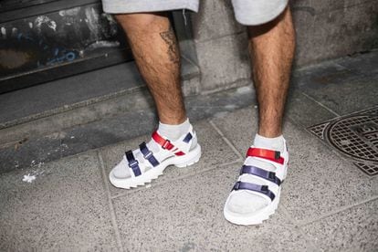 Giovani Lozada (35 años), vistiendo unas sandalias Fila Disruptor con calcetines. En Malasaña. Madrid
