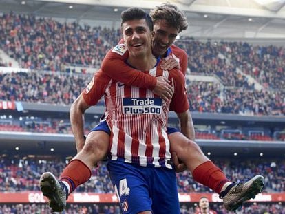 Rodrigo y Griezmann celebran un gol del primero ante el Athletic de Bilbao.