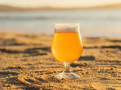 No veas cómo sienta una buena cerveza en la orilla de la playa..