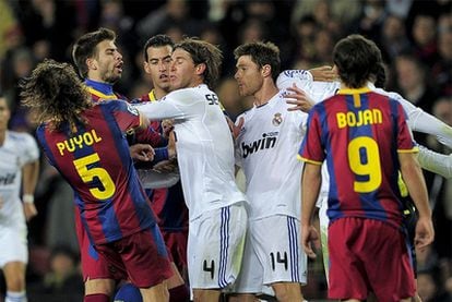 Instante en el que Sergio Ramos golpea en la cara a Puyol tras su entrada sobre Messi.