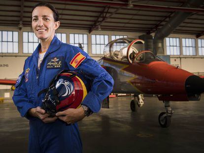 La capitana Rosa García-Malea, en la base de San Javier, en Murcia. Después de entrenar durante una década como piloto de combate, esta almeriense ingresó en la Patrulla Águila en marzo de 2017.