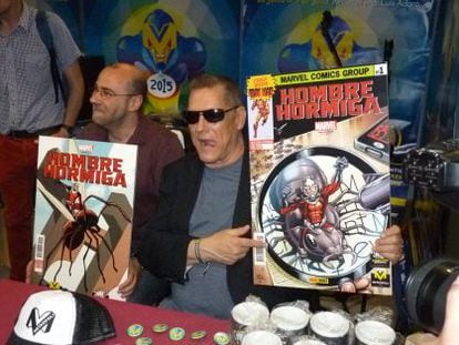 Los dibujantes Bob Layton (derecha) y Ramón Rosanas, con sus portadas exclusivas para 'El Hombre Hormiga'.