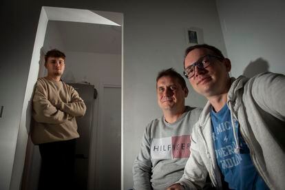 Daniil Korolishin, Boris Shiniaev y Maksim Savinov en su casa en Vallecas, el 10 de noviembre.