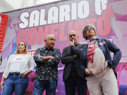 De izquierda a derecha, Marina Prieto, secretaria general de UGT en Madrid; Pepe Álvarez, líder de UGT; Unai Sordo, secretario general de CC OO; y Paloma López, líder de CC OO en Madrid, este viernes en una protesta frente a la sede de la CEOE en Madrid.