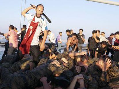 Fuerzas leales a Erdogan arrestan a más de 2.800 militares por su presunta relación con el alzamiento. El presidente pide a los ciudadanos que se levanten por la democracia