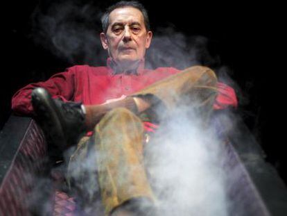 El director de teatro Jes&uacute;s Cracio reposa entre humo en un ata&uacute;d. 