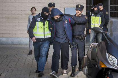 Mohamed El Amrani, detenido ayer en L&#039;Hospitalet (Barcelona), escoltado por la polic&iacute;a.