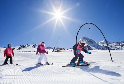 Niños en la estación de Grand Valira (Andorra).