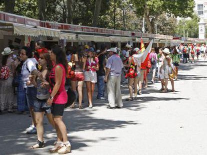 Peregrinos de la Jornada Mundial de la Juventud se interesan por los puestos instalados en la llamada feria de las vocaciones.