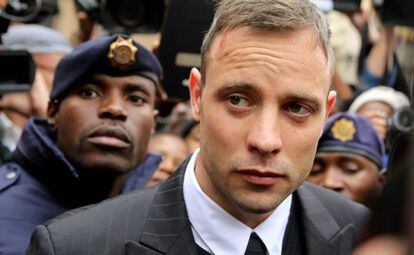 Oscar Pistorius, a la salida de la Corte de Pretoria, en junio pasado.