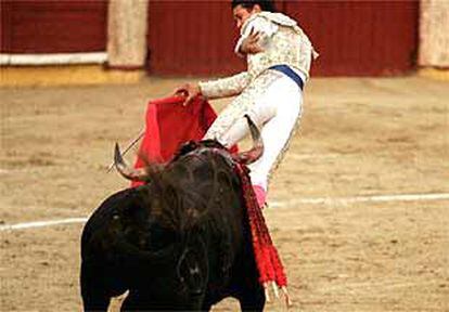 Cogida de Jesús Millán, que sufrió una cornada de pronóstico reservado.