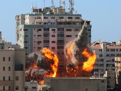 Momento en el que el edificio que albergaba las sedes de AP y Al Jazeera en Gaza es alcanzado por los misiles israelíes, este sábado.