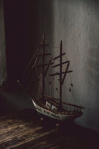 Detalle de una maqueta de una antigua embarcación.