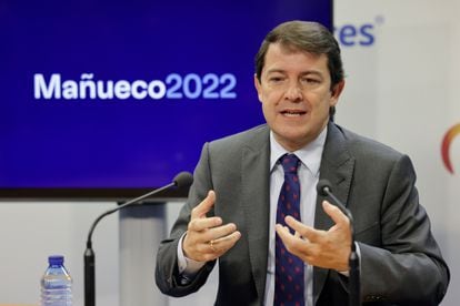El candidato del PP de Castilla y León a las Elecciones Autonómicas del 13 de febrero, Alfonso Fernández Mañueco, en una conferencia de prensa, el lunes.