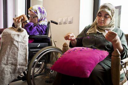En la cooperativa hay mujeres con diferentes tipos de discapacidad. AL-Kawtar manofactura todo tipo de prendas de vestir y ropa para el hogar. Sus productos son totalmente artesanales y de altísima calidad. En la imagen, dos mujeres bordan un cojín y una colcha.