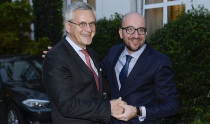 Kris Peeters (izq.) y Charles Michel tras pactar el Gobierno belga.