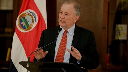 Ottón Solís durante una conferencia de prensa en Costa Rica.