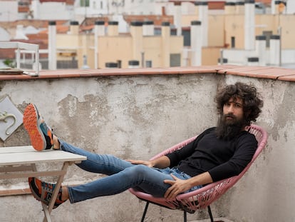 Ángel Stanich posa en la terraza de su casa de Lavapiés.