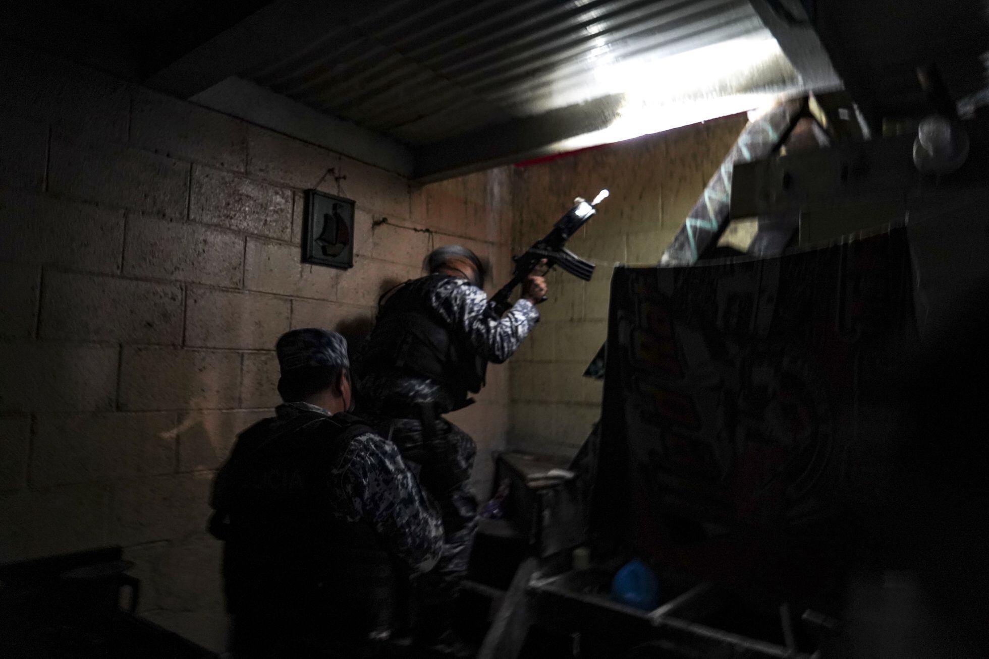 Una unidad de fuerzas especiales entra a una casa en San Salvador, el 31 de enero.